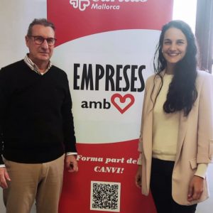 El vicepresidente de Fundació Oftalmedic Salvà, Bartolomé Camps, y la directora de Cáritas Mallorca, Esther Romero
