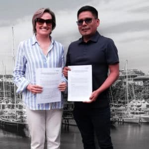 La presidenta de Fundació Oftalmedic Salvà y el director general del Hospital San Francisco de Asís, firman el convenio de hermanamiento