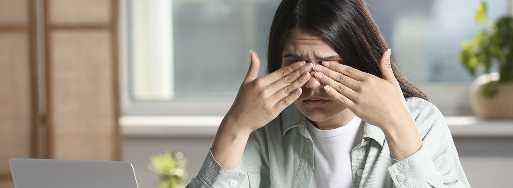 riesgos de frotarse los ojos